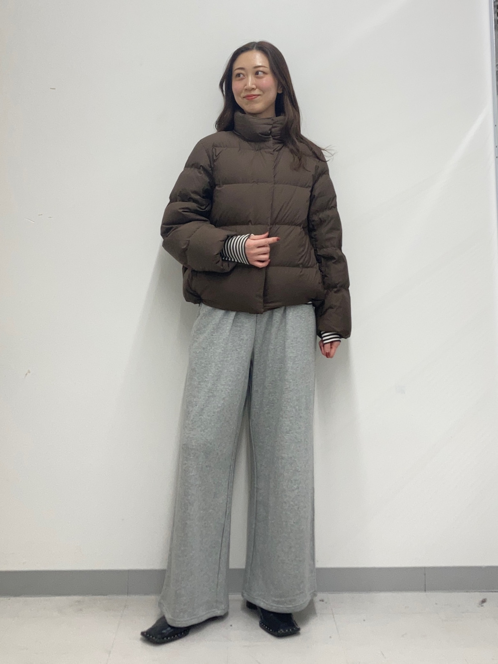 未使用品！！ユニクロ⭐︎パウダーソフトダウンジャケット　M ブラウン スウェットワイドパンツ、パウダーソフトダウンジャケット」の着用