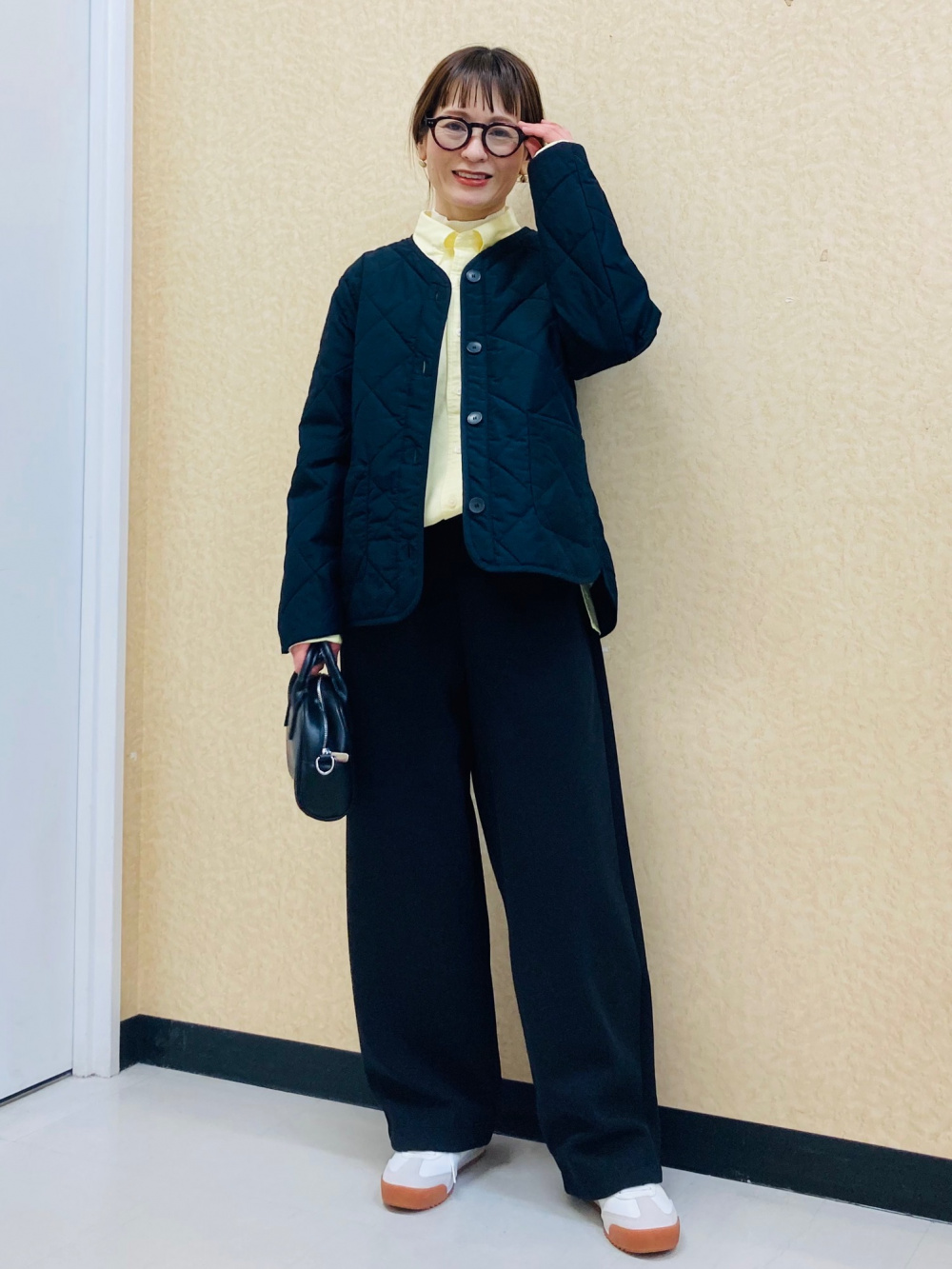 スウェットワイドパンツ、メリノクルーネックカーディガン」の着用