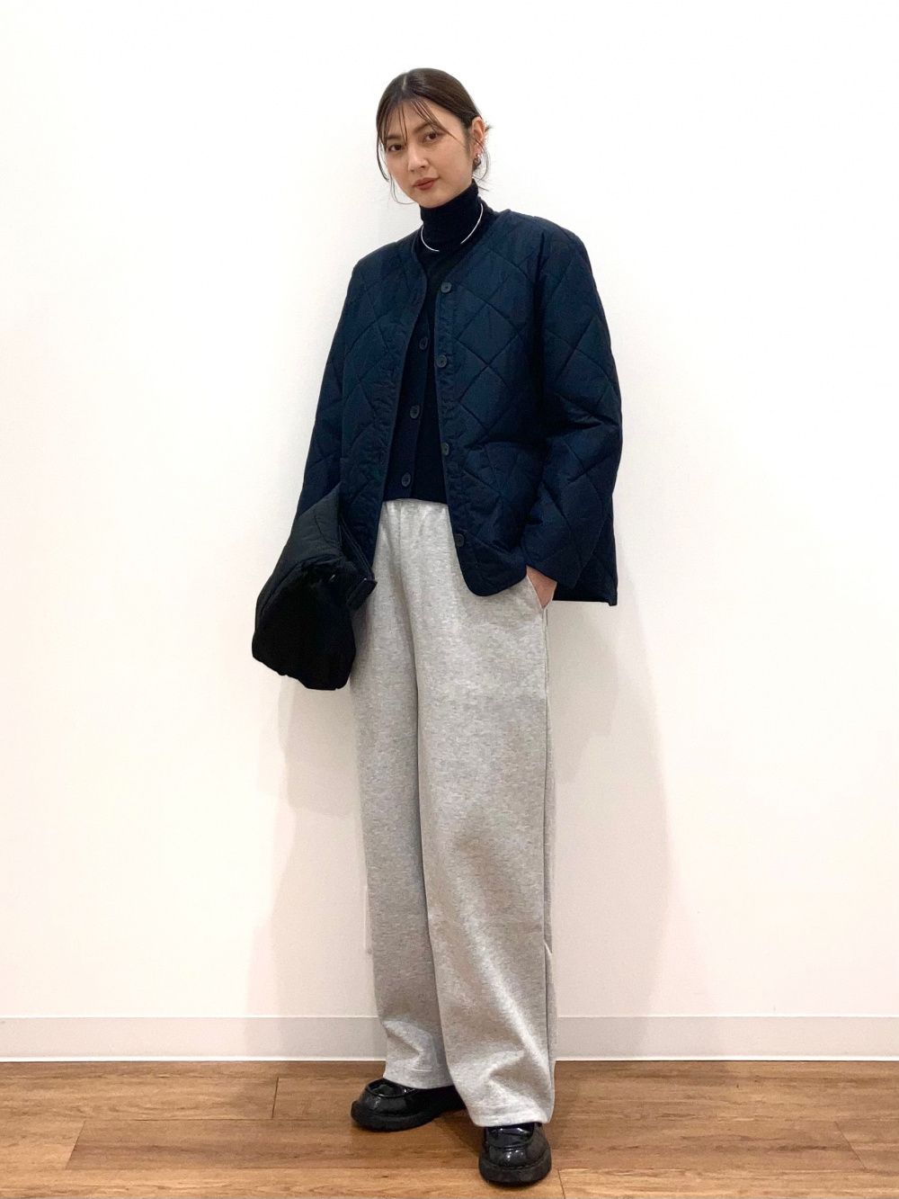 スウェットワイドパンツ、ツイードオーバーサイズジャケット」の着用