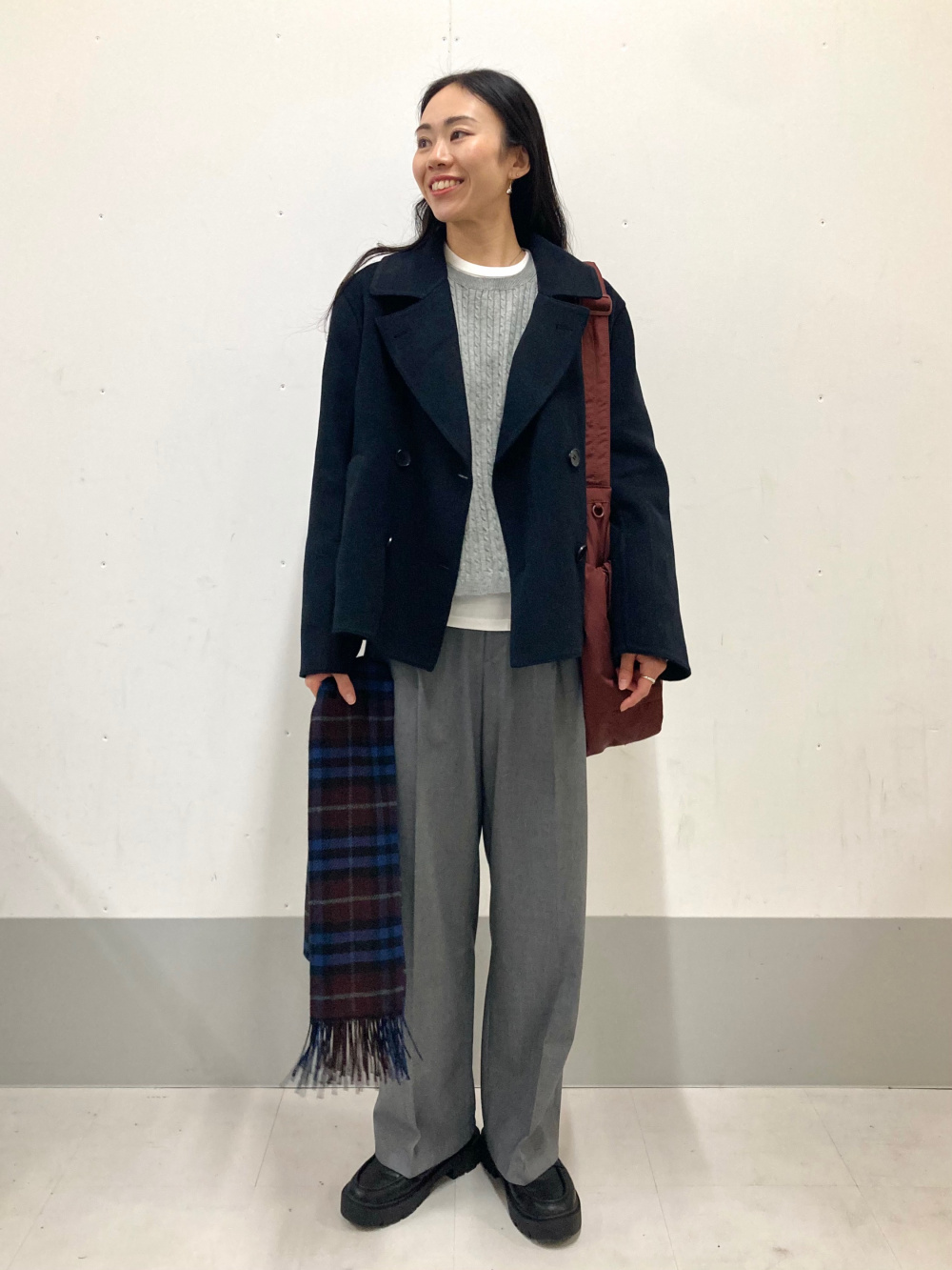 カシミヤリラックスVネックセータースカーフつき、キュロット」の着用