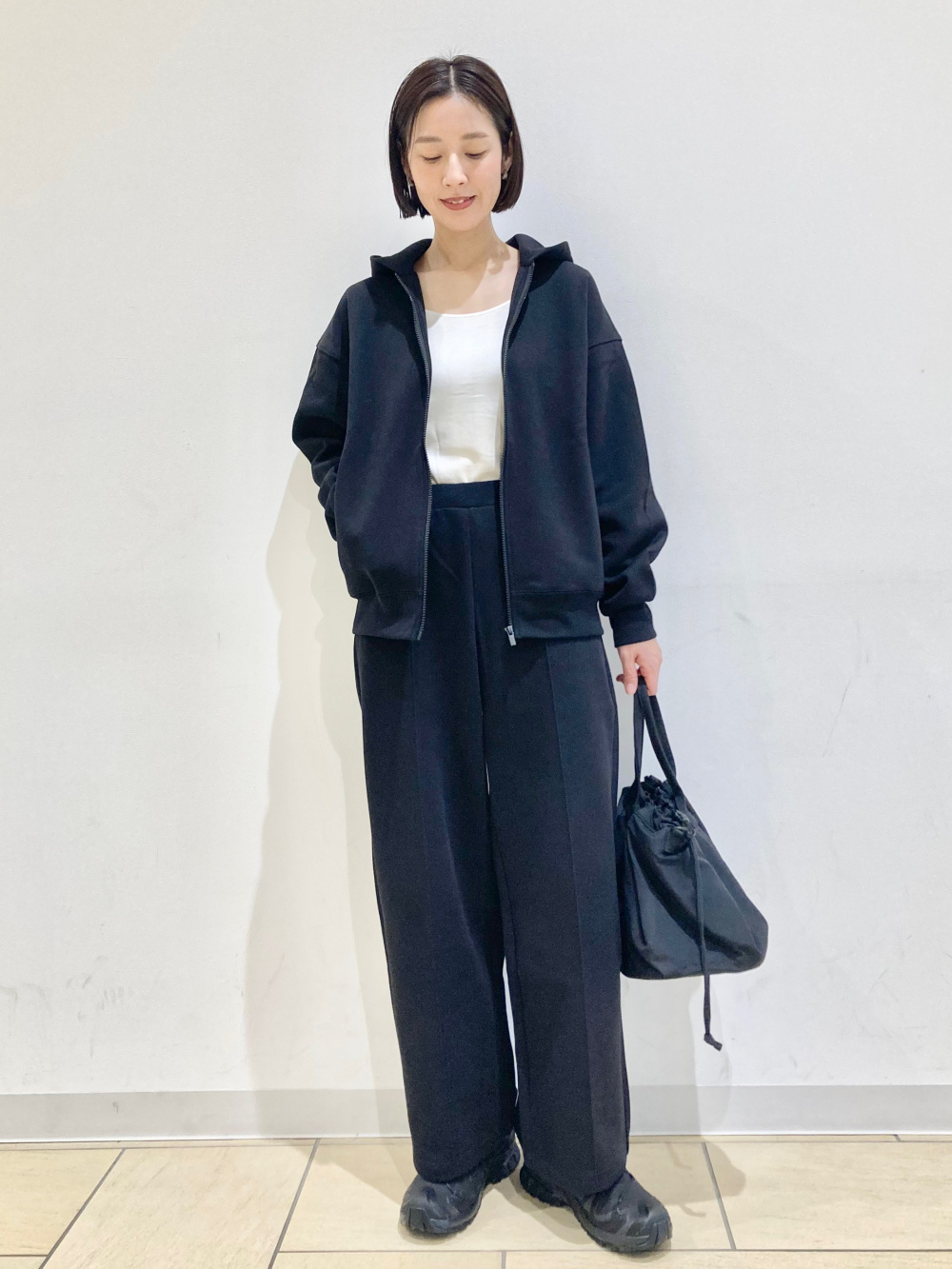 スウェットストレートパンツ、メリノクルーネックカーディガン」の着用