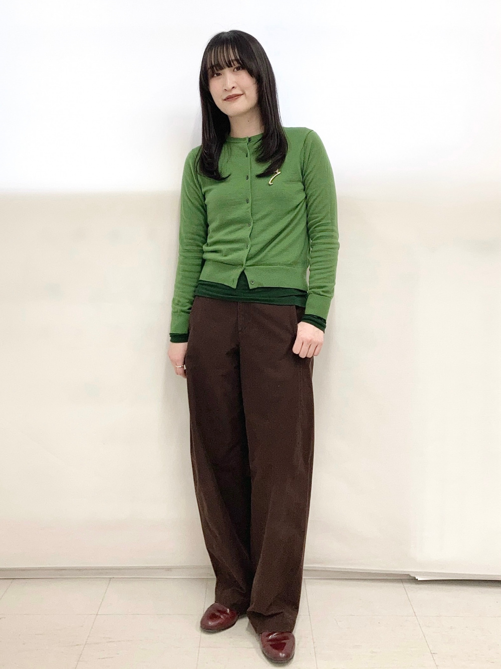 メリノクルーネックカーディガン、ワイドトラウザージーンズ」の着用
