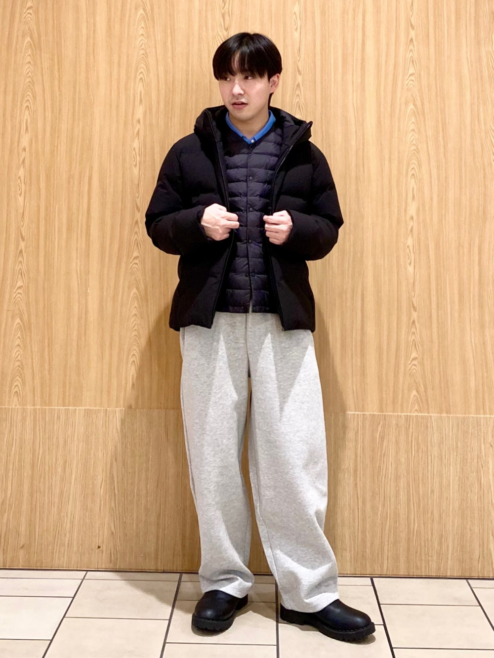 スウェットワイドパンツ、クルーネックフルジップカーディガン」の着用