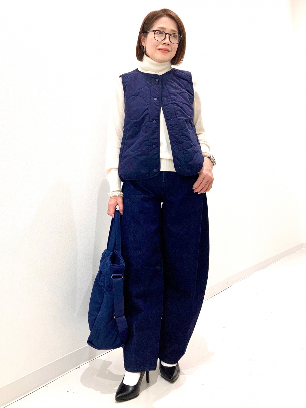 カシミヤタートルネックセーター、ワイドストレートジーンズ」の着用