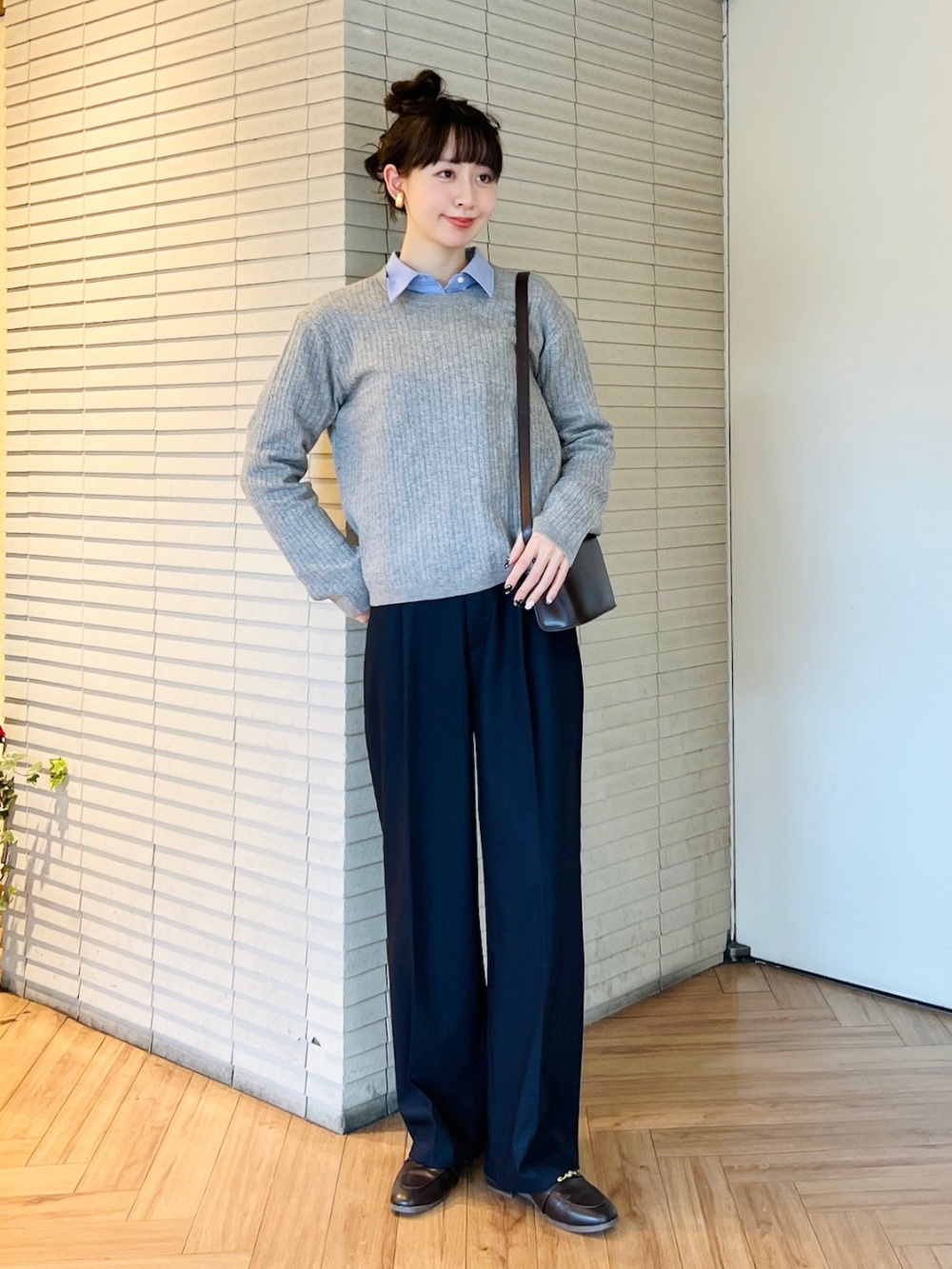 ケーブルクルーネックカーディガン、タックワイドパンツ」の着用