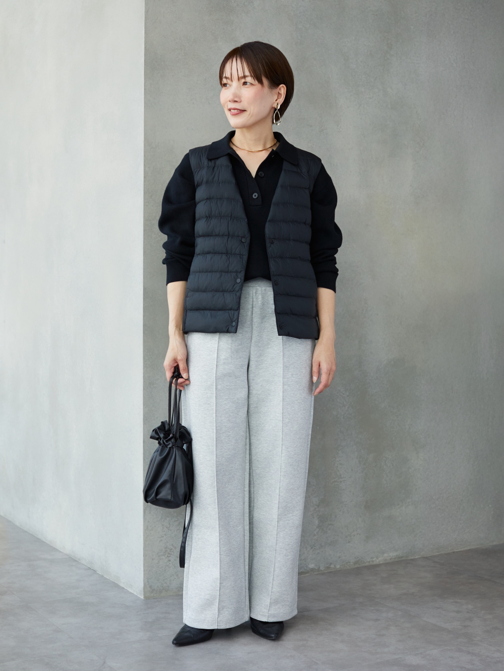 スウェットストレートパンツ、メリノクルーネックカーディガン」の着用