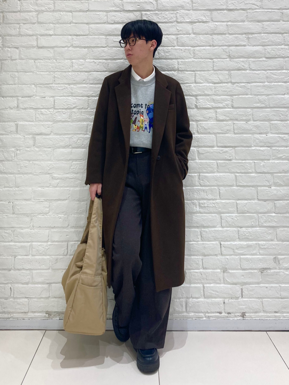 ローゲージハイネックセーター、パフテックハーフコート」の着用