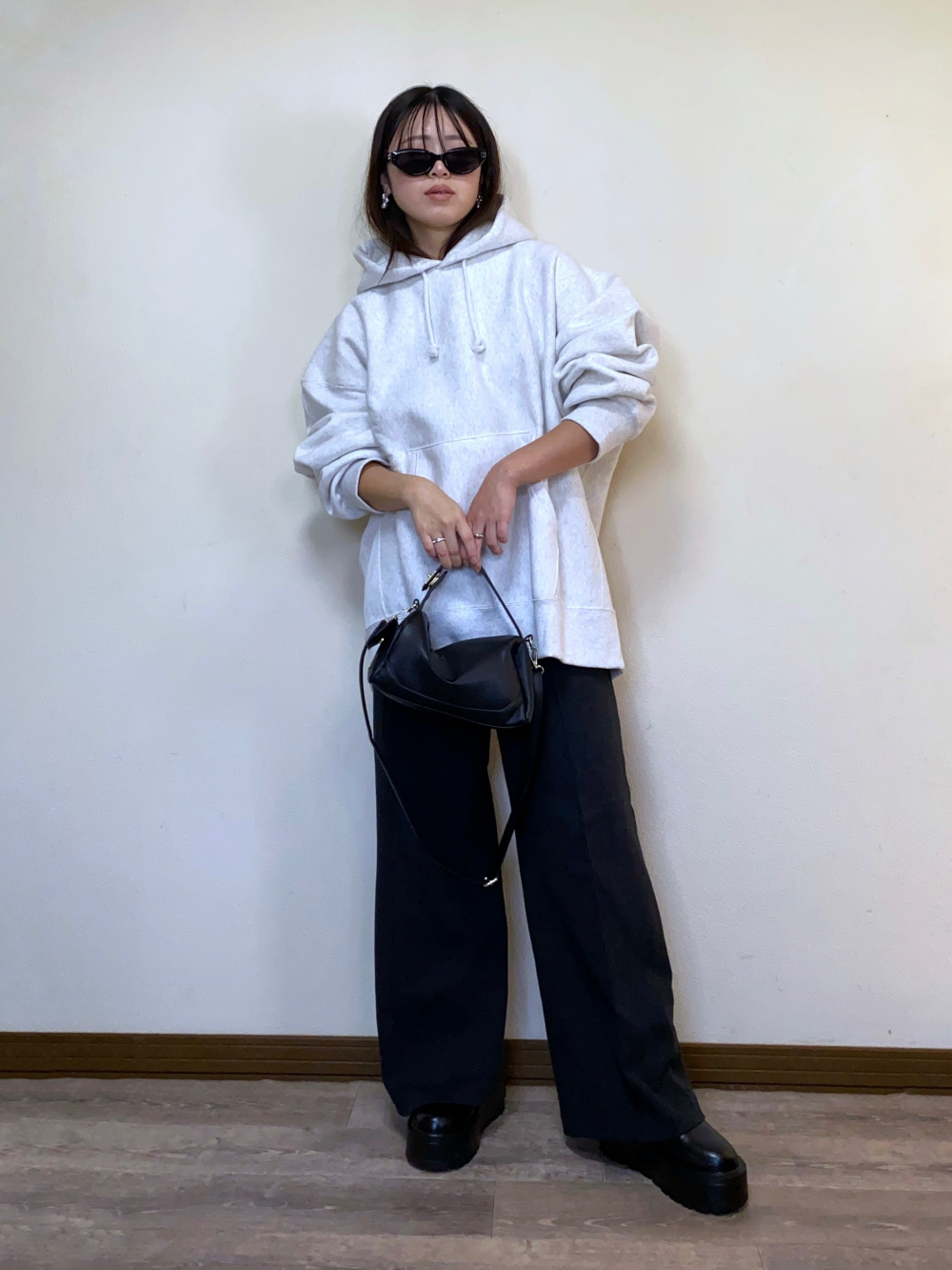 カシミヤクルーネックセーター、ブラッシュドジャージーワイドパンツ