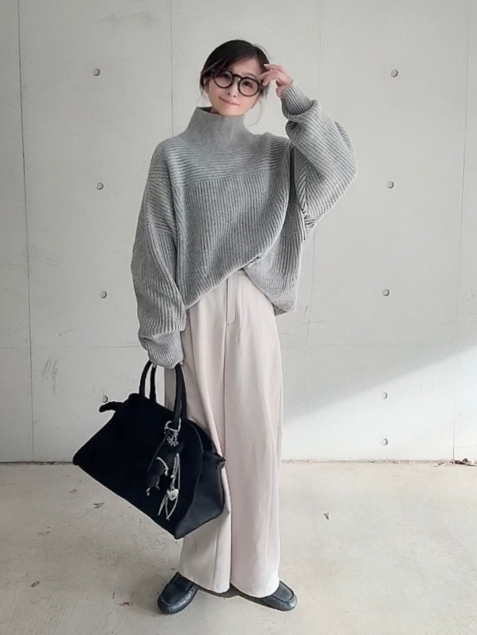 ラムハイネックセーター、コーデュロイカーブパンツ」の着用