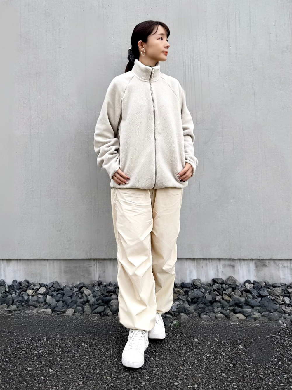 UNIQLO U ボリュームスリーブコクーンブルゾン ホワイト ボリュームスリーブコクーンブルゾン、オープンカラーシャツ」の着用