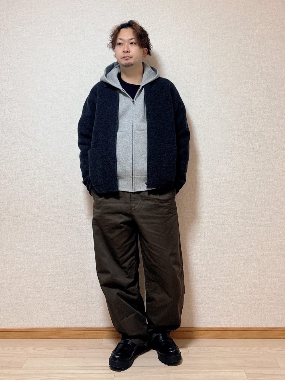 ニットフルジップジャケット、ブロードオーバーサイズシャツ」の着用