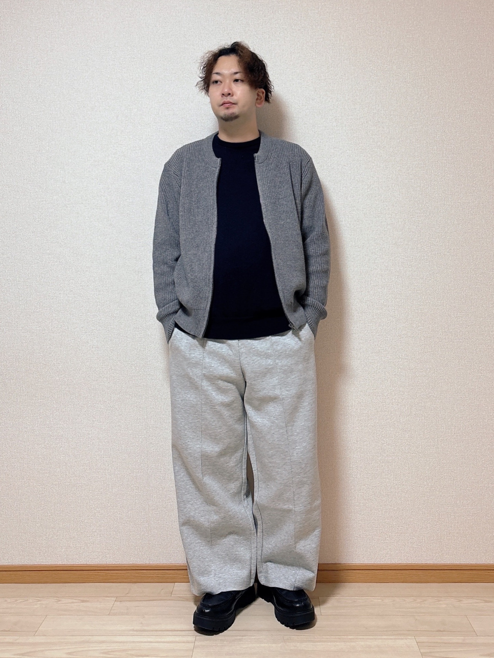 パフテックパーカ、クルーネックフルジップカーディガン」の着用