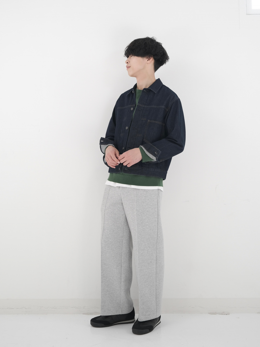 コットンショートブルゾン、ワイドフィットカーゴパンツ」の着用