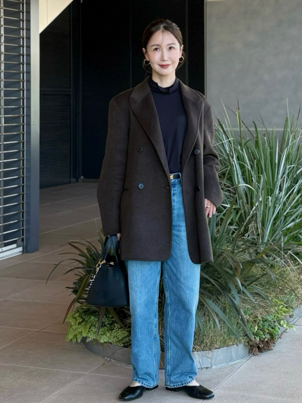 ダブルフェイスジャケット、コットンブレンドフリルシャツ」の着用