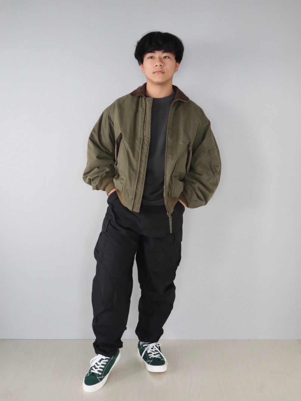 ジップアップブルゾン、ワイドフィットカーゴパンツ」の着用