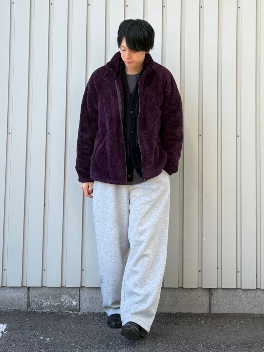 フリースオーバーサイズカーディガン、フリースワイドパンツ」の着用