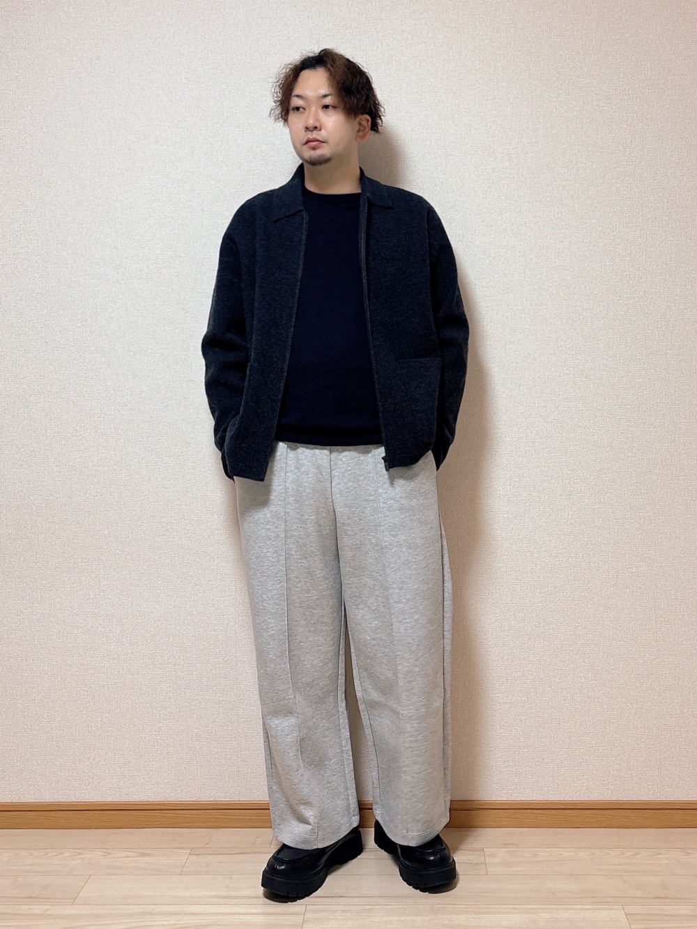 ニットフルジップジャケット、タックストレートパンツ／デニム」の着用