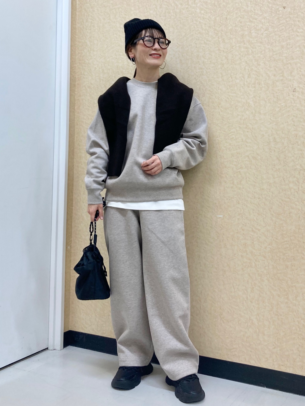 スウェットワイドパンツ、ケーブルクルーネックカーディガン」の着用