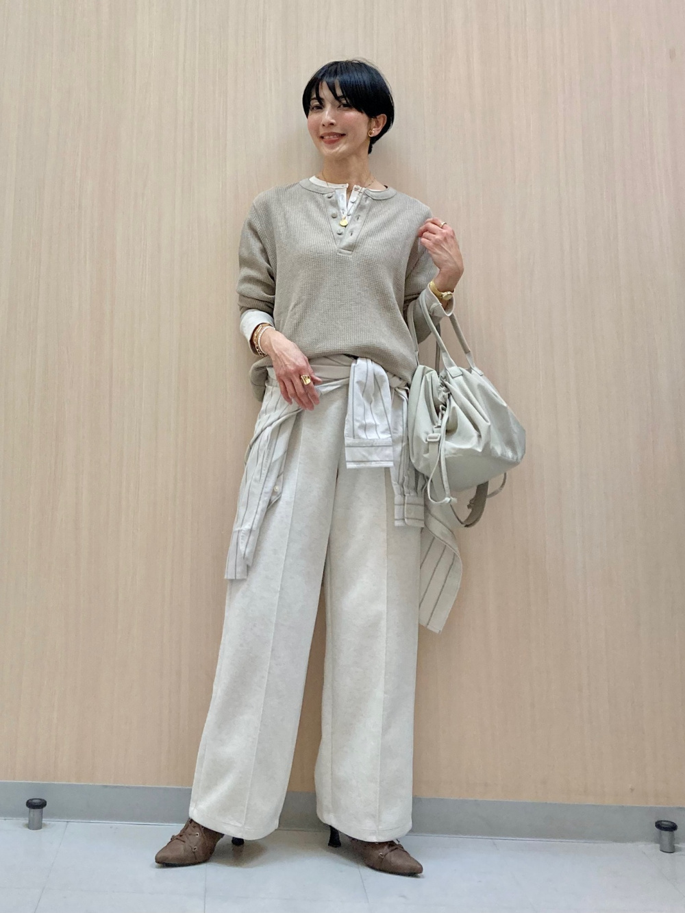 ワッフルヘンリーネックTシャツ/長袖、モッズコート」の着用