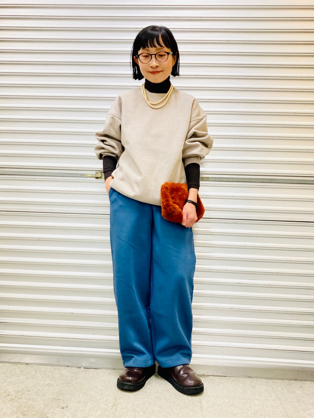 スウェットワイドパンツ、ケーブルクルーネックカーディガン」の着用