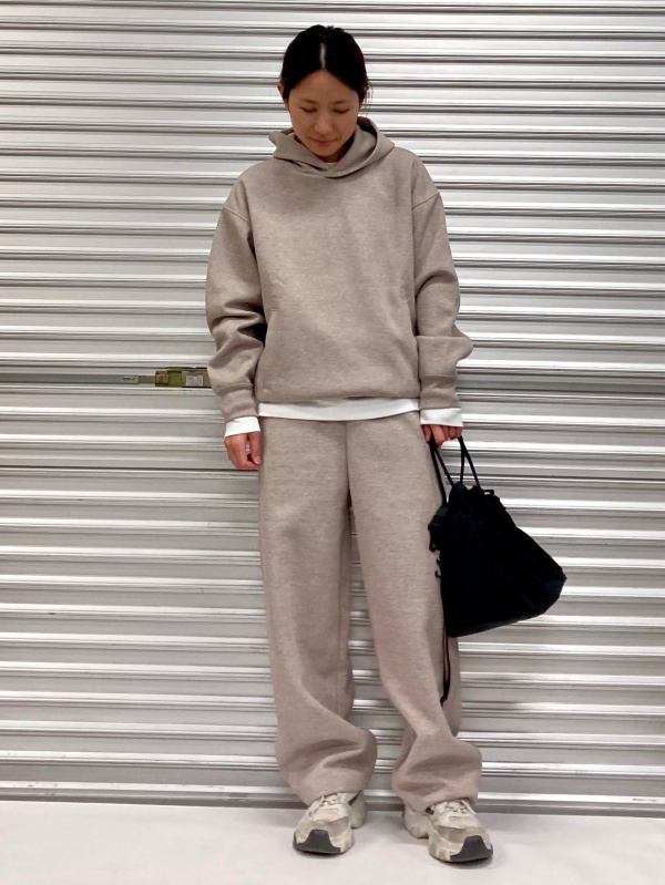 ヒートテックボアスウェットパンツ、ニットジャケットのコーディネート