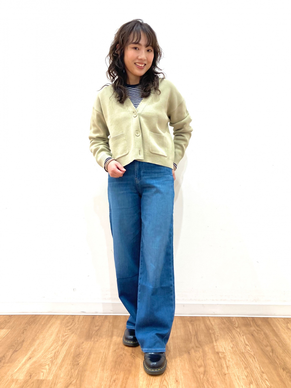 EZY WIDE STRAIGHT JEANS (INSEAM 73-77cm)」的穿搭靈感 | UNIQLO香港