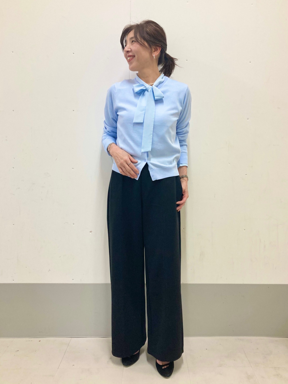 レーヨンボウタイブラウス、マーメイドマキシスカート」の着用