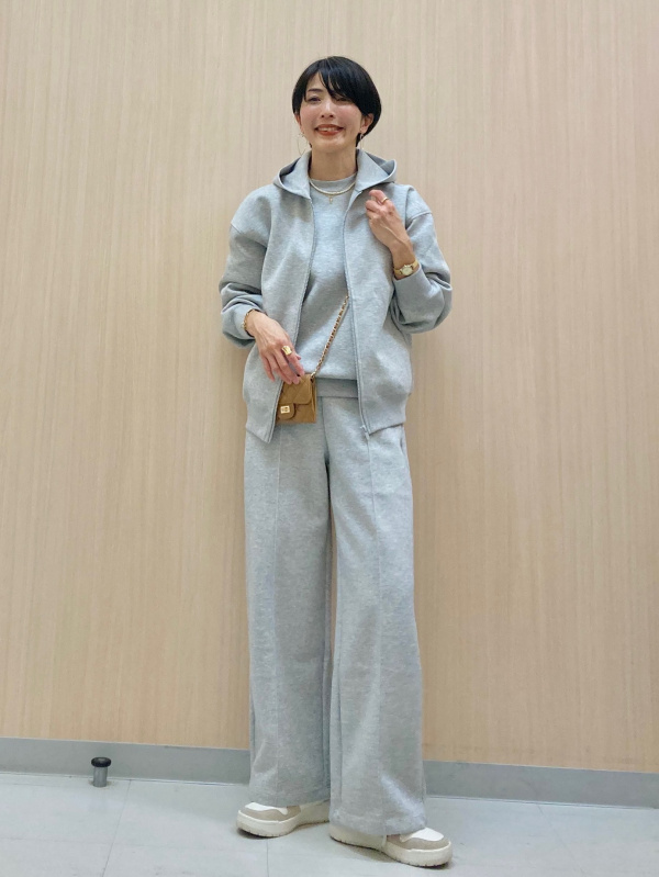 オーバーサイズスウェットシャツ、ストレッチイージージョガーパンツの