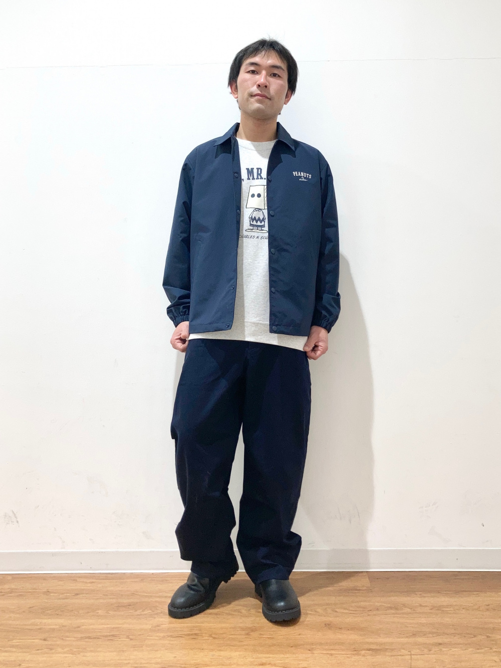 ピーナッツ スウェットシャツ、ピーナッツ コーチジャケット」の着用 