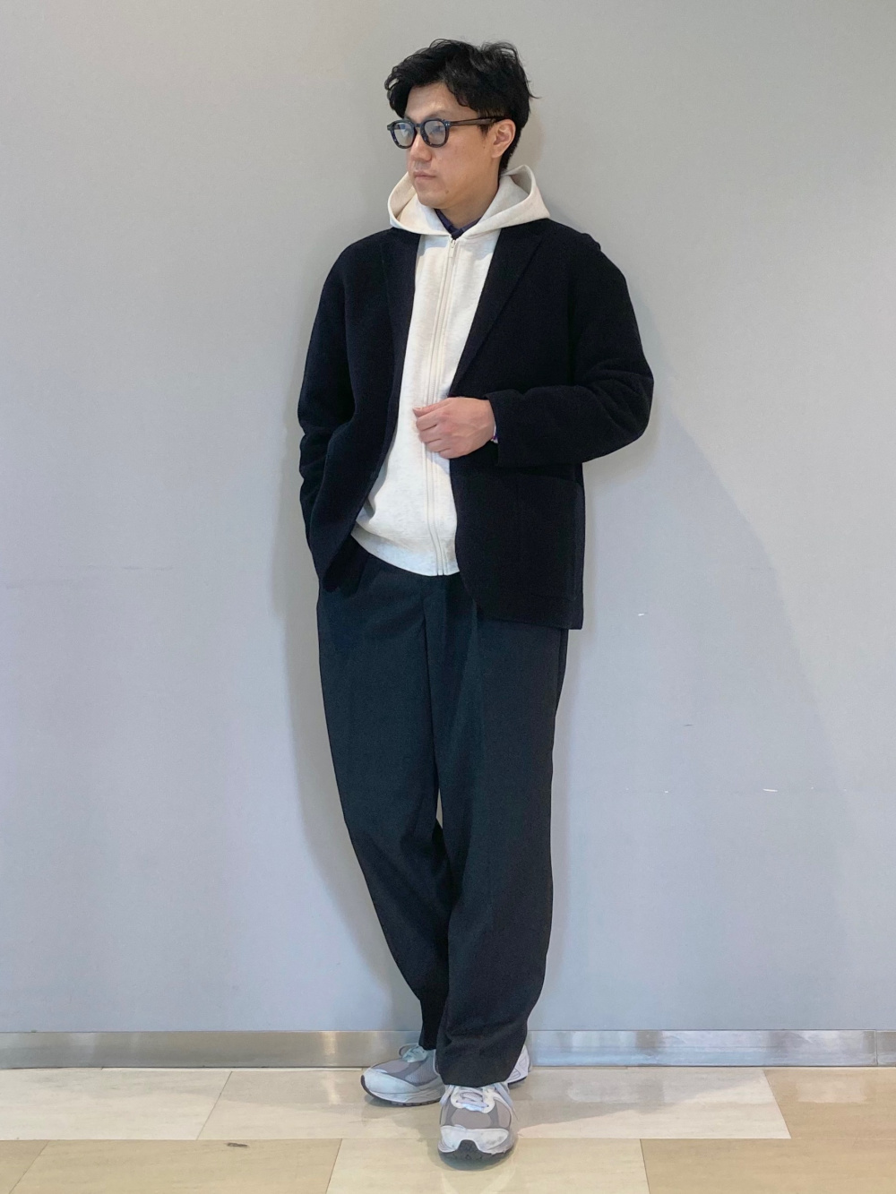 ミラノリブフルジップカーディガン、ブロックテックコート」の着用