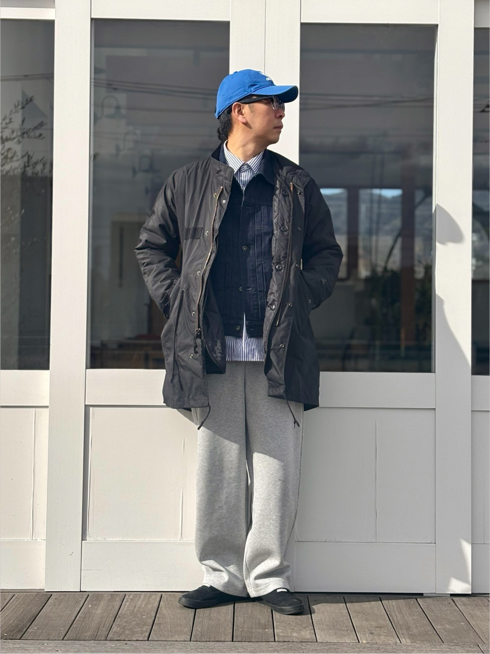 デニムトラッカージャケット、ワイドテーパードジーンズ」の着用