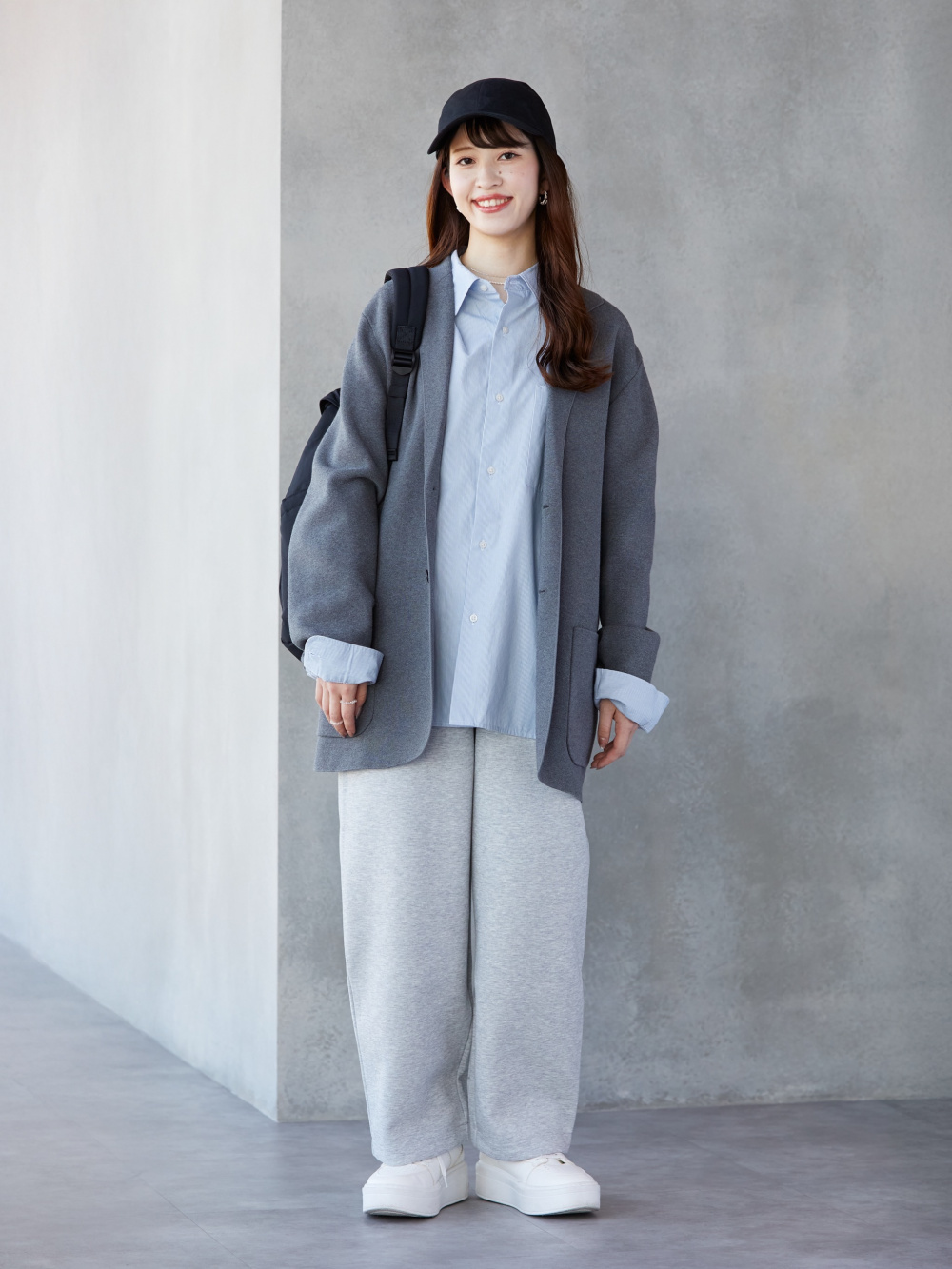 スウェットワイドパンツ、ケーブルクルーネックカーディガン」の着用