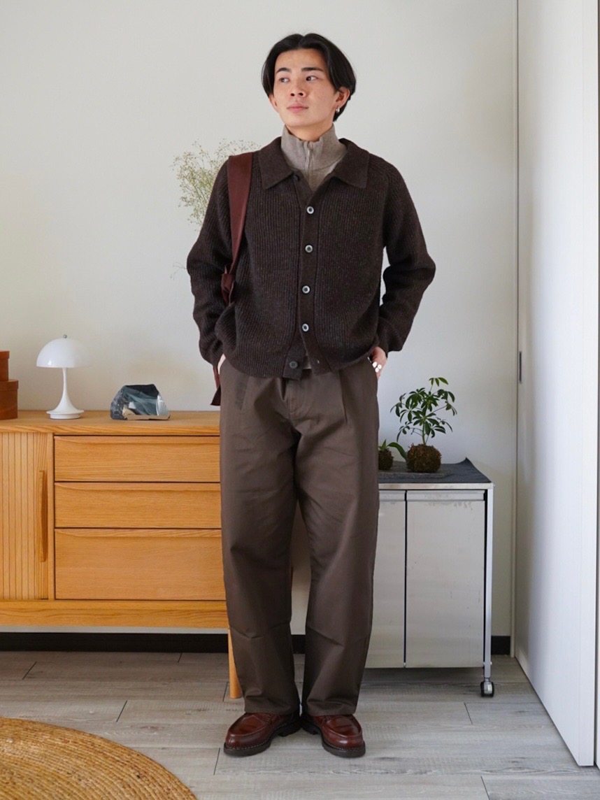 カシミヤハーフジップセーター、コットンチノパンツ」の着用 