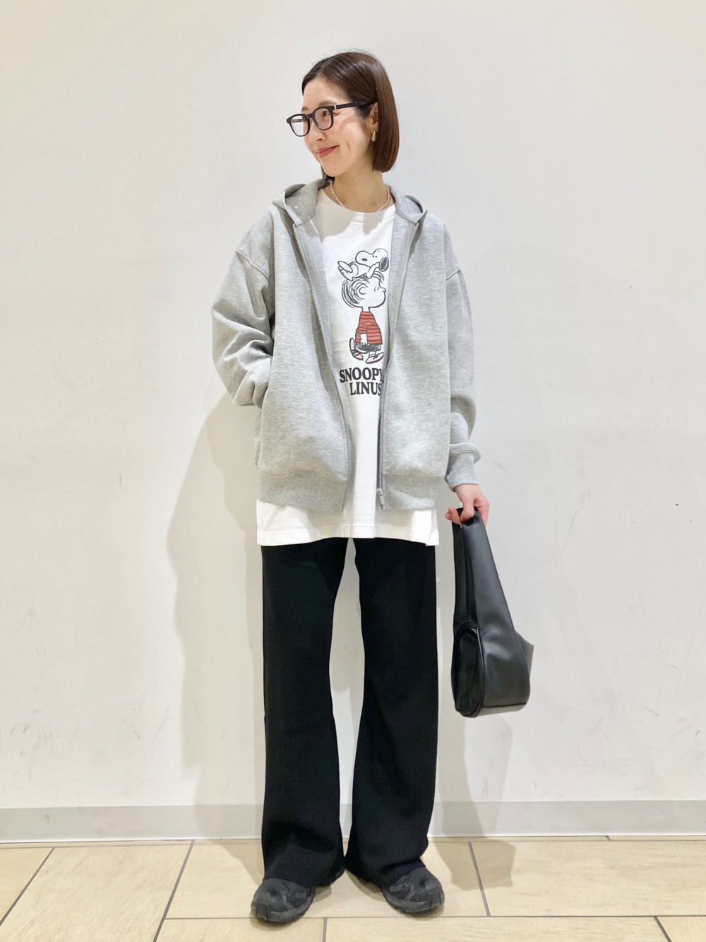 ジャージーオーバーシャツ、ウォッシャブルニットリブパンツ」の着用