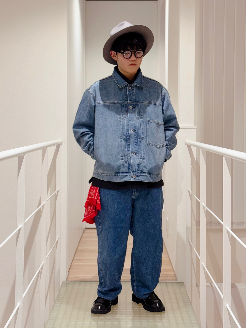 デニムトラッカージャケット、ワイドテーパードジーンズ」の着用