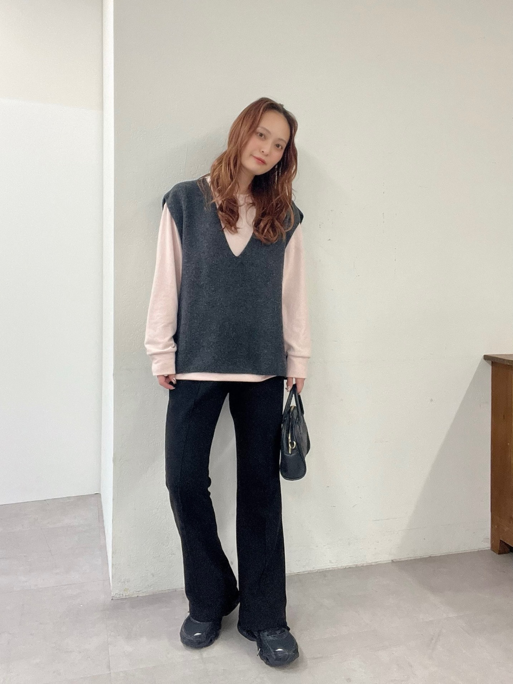 サテンブラウス、3DスフレヤーンVネックベスト」の着用コーディネート