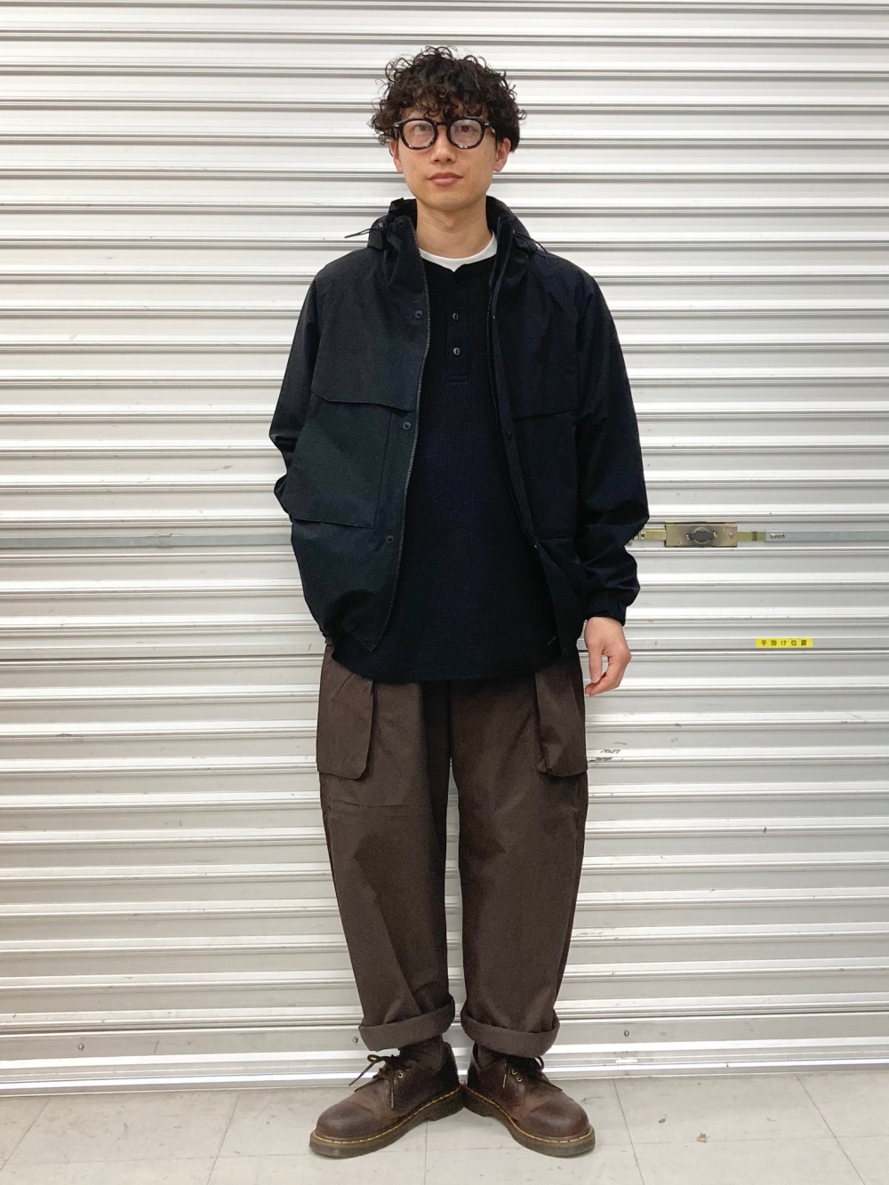 ウインドプルーフパーカ、ジャージーカーブパンツ/丈長め」の着用