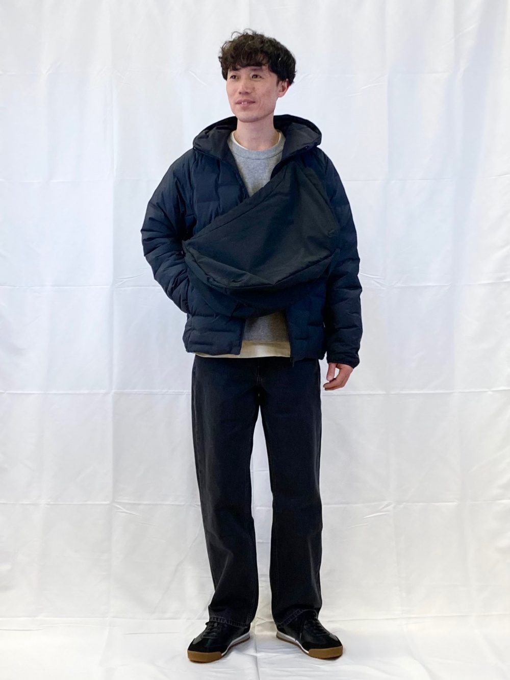 ワッフルヘンリーネックTシャツ/長袖、ストレートジーンズ」の着用