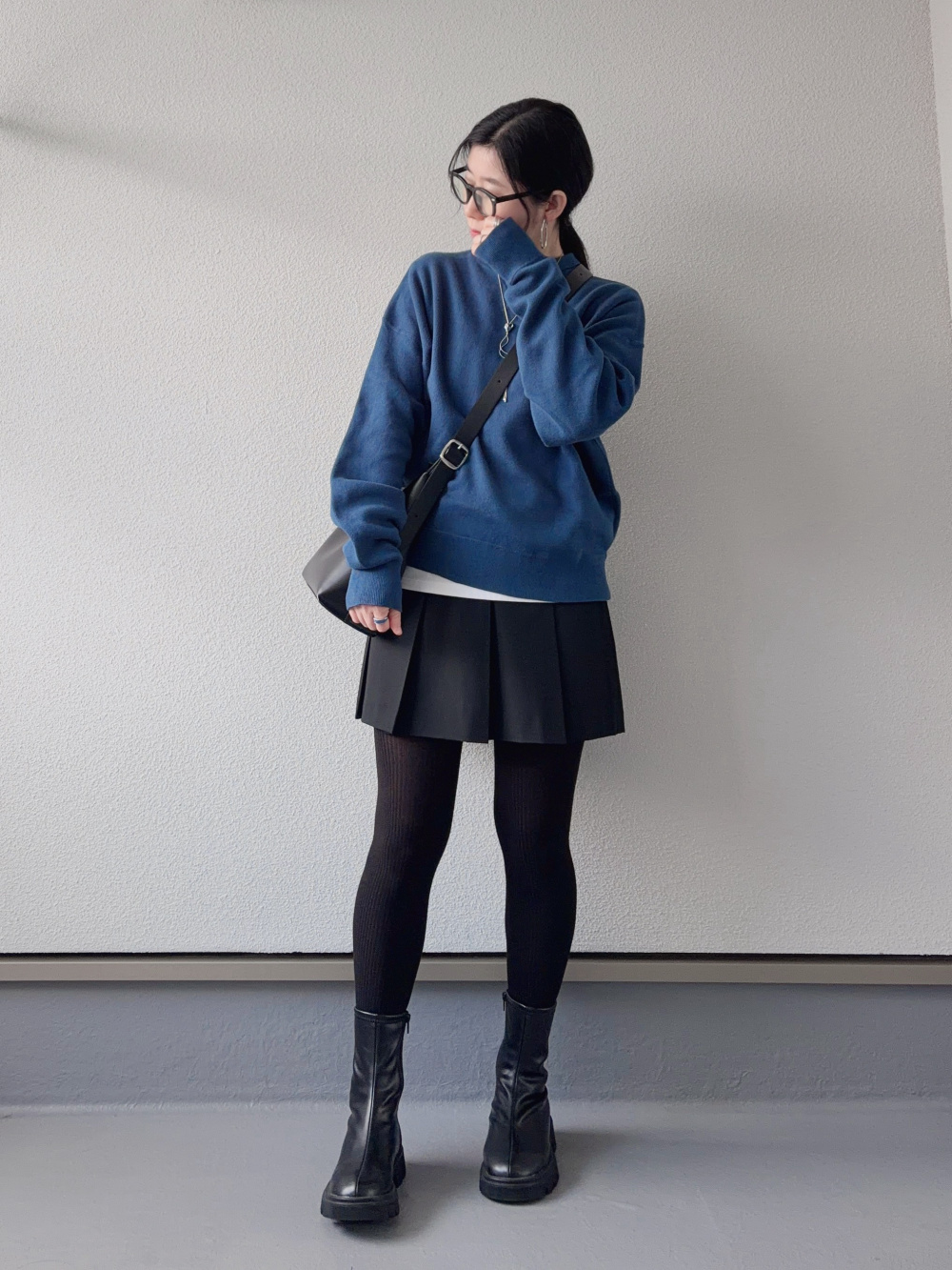 メリノクルーネックカーディガン、ワイドチノパンツ」の着用