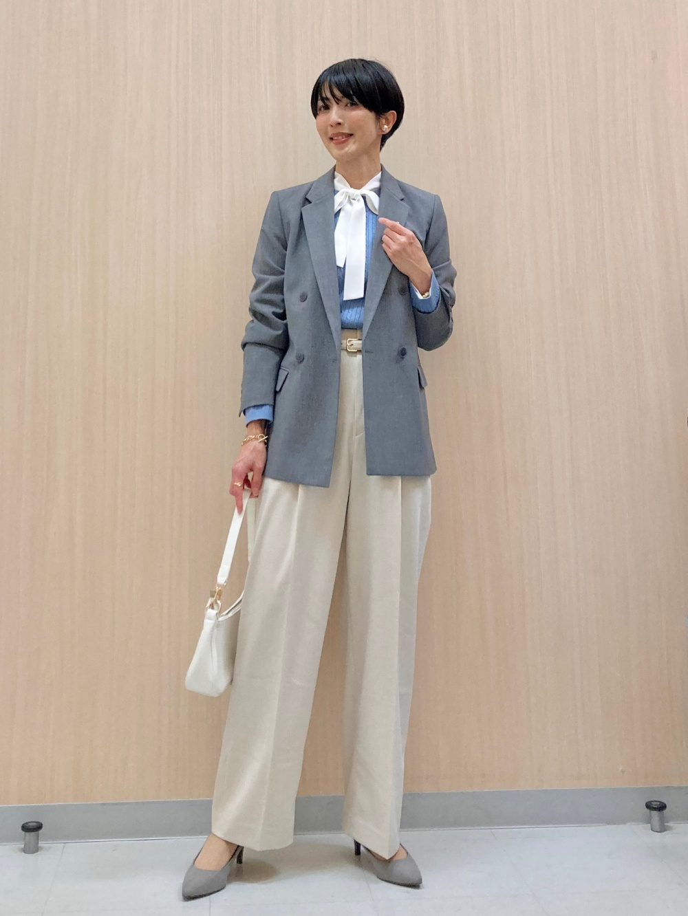 感動ジャケット、レーヨンボウタイブラウス」の着用コーディネート