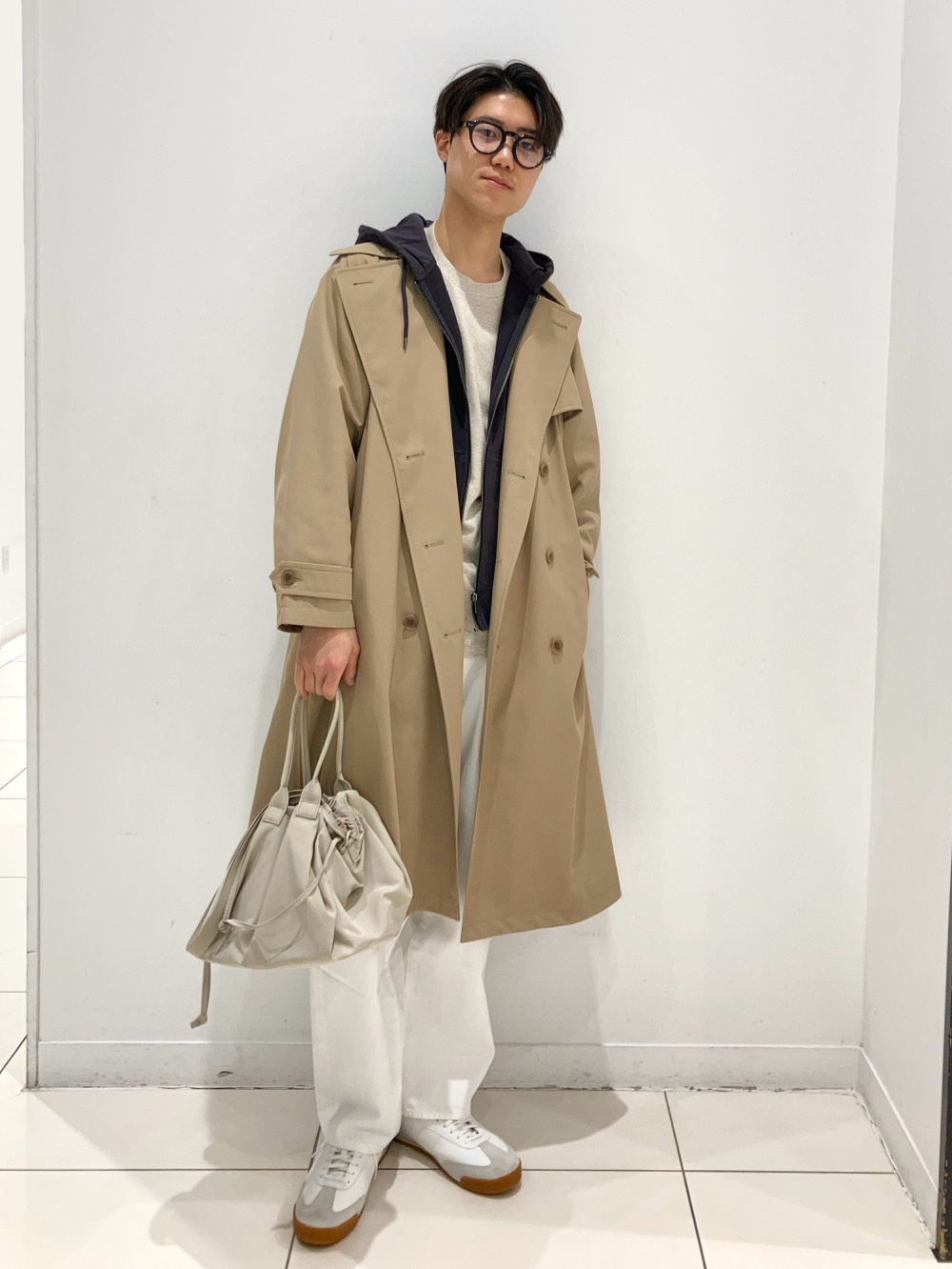 トレンチコート/リラックスフィット、オックスフォードシャツ」の着用