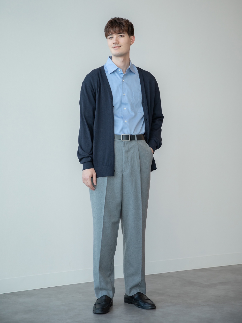 ニットジャケット、タックワイドテーパードパンツ」の着用