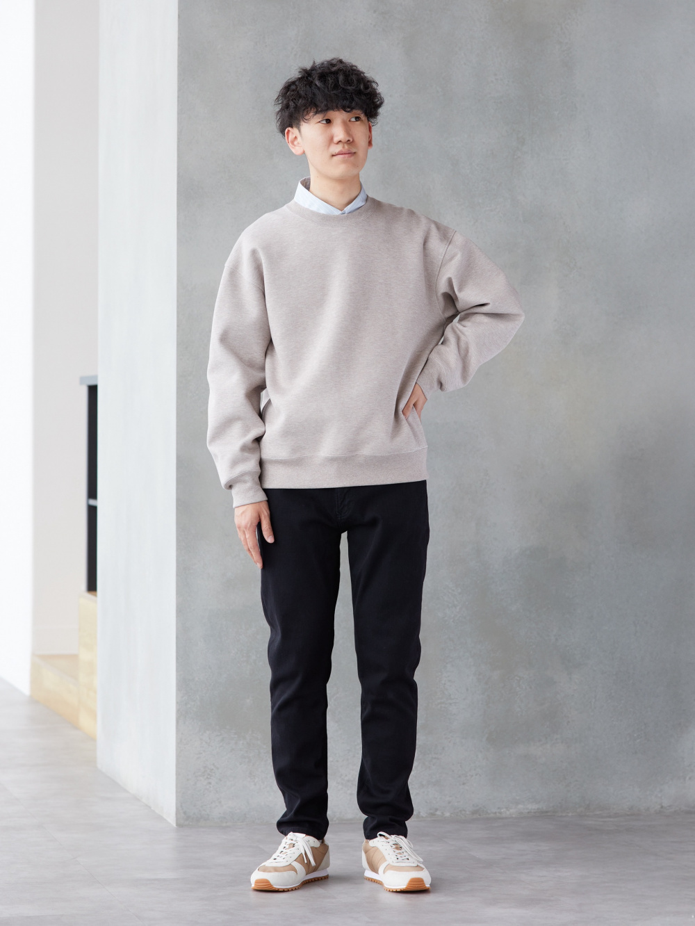 スウェットワイドパンツ、オーバーサイズスウェットシャツ」の着用 