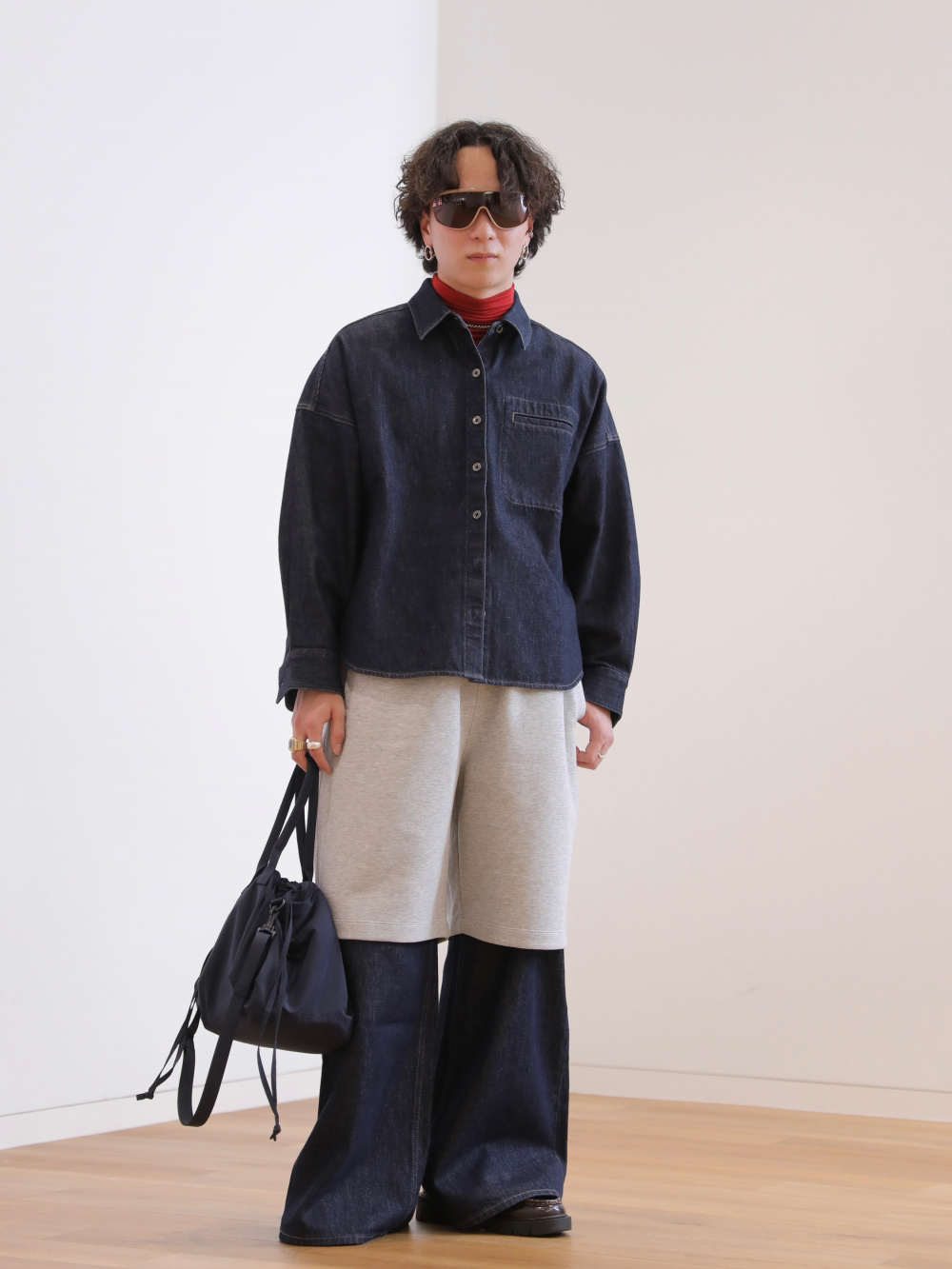 デニムリラックスシャツジャケット、サングラス/シールド」の着用