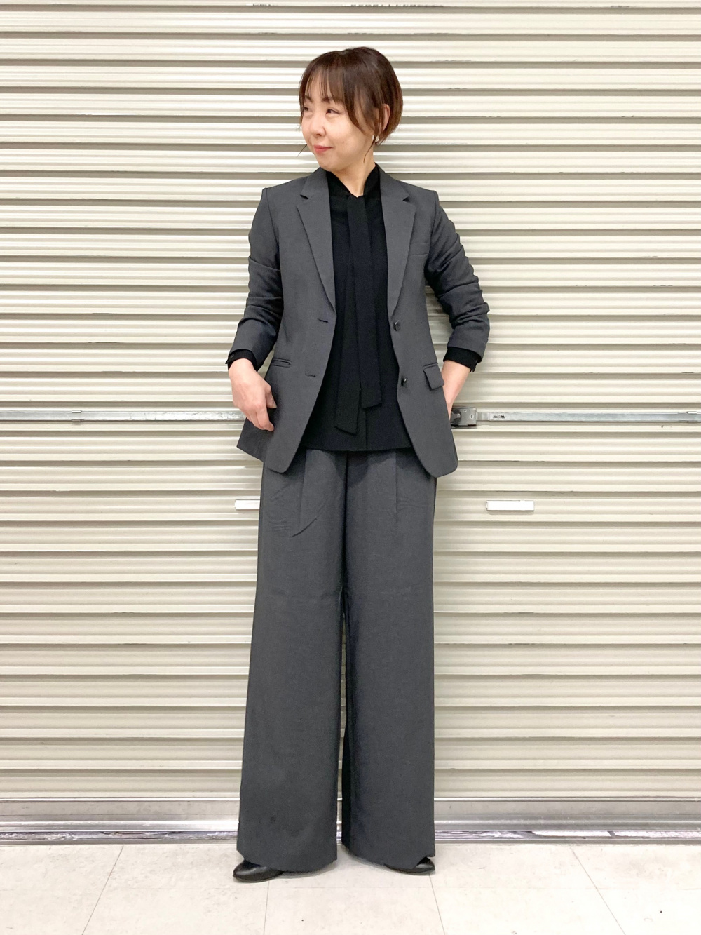 感動ジャケット、レーヨンボウタイブラウス」の着用コーディネート