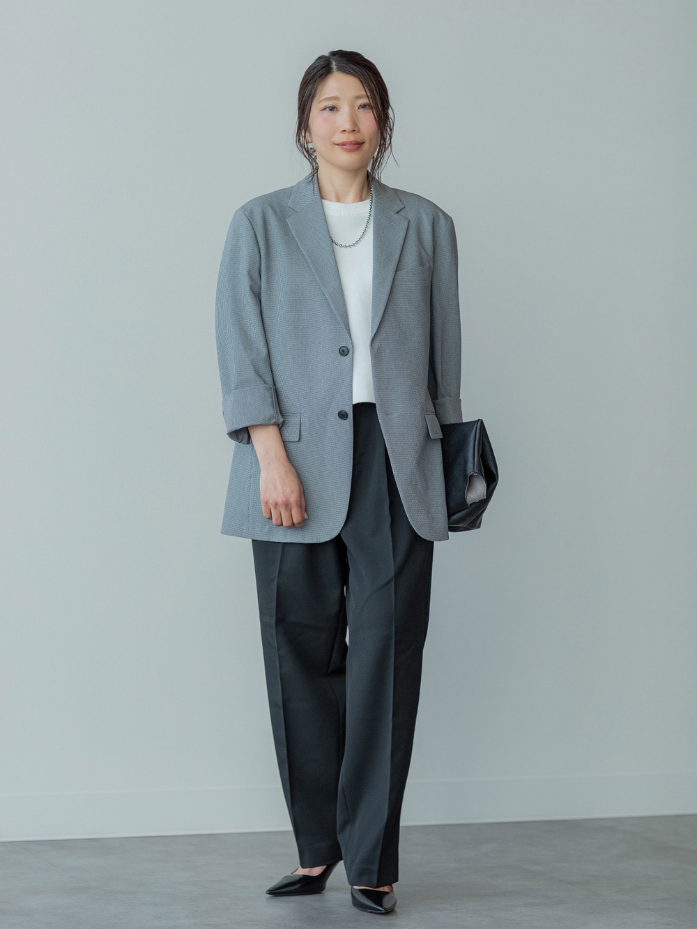 ユニクロ　感動ジャケット&ワイドパンツ　グレー　※タグ付き 感動ジャケット/チドリ、タックワイドテーパードパンツ」の着用