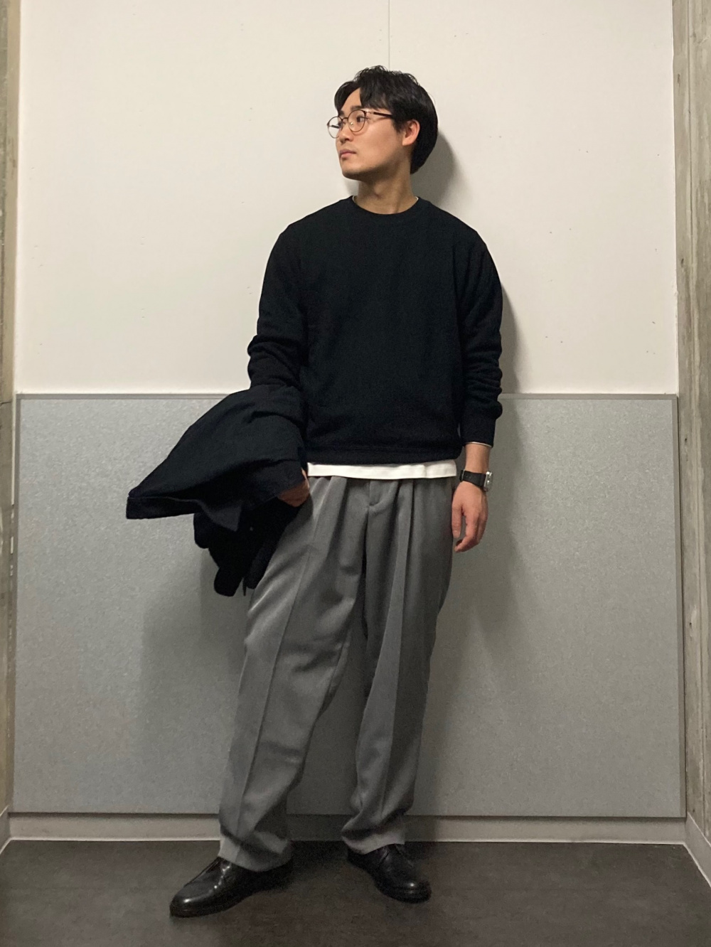 ニットジャケット、タックワイドテーパードパンツ」の着用
