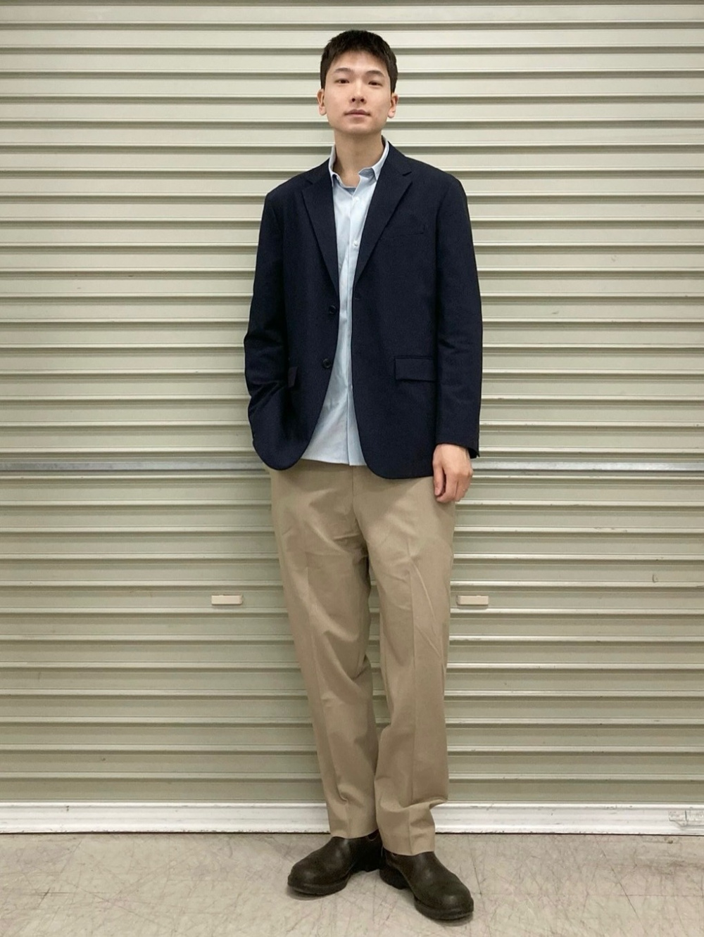 感動ジャケット、エアリズムコットンクルーネックT」の着用