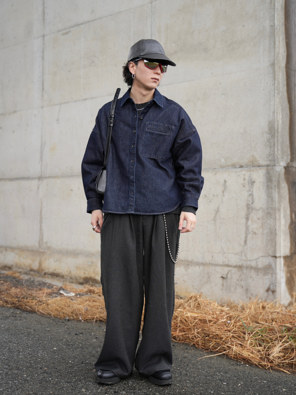 デニムリラックスシャツジャケット、サングラス/シールド」の着用