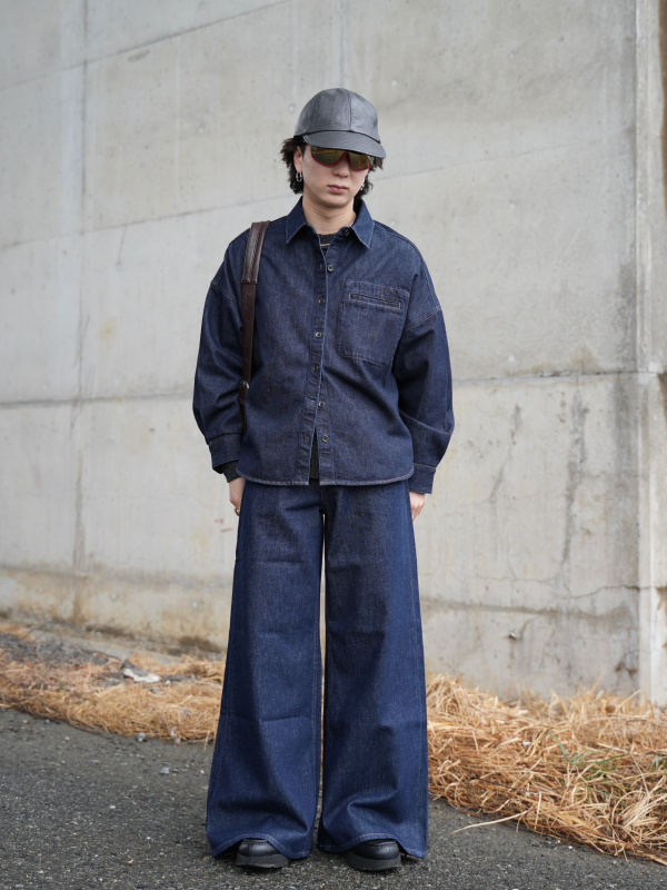 デニムリラックスシャツジャケット、タックストレートパンツ／デニムの